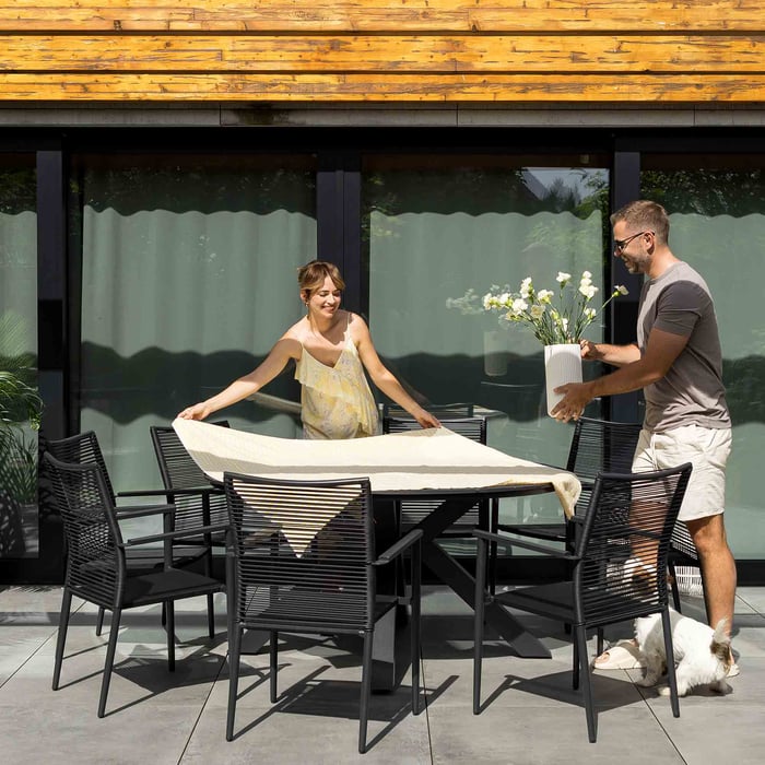 Okrúhly záhradný stôl s priestrannou doskou je praktický a elegantný kus nábytku, ktorý v sebe spája štýlový dizajn a moderné materiály.