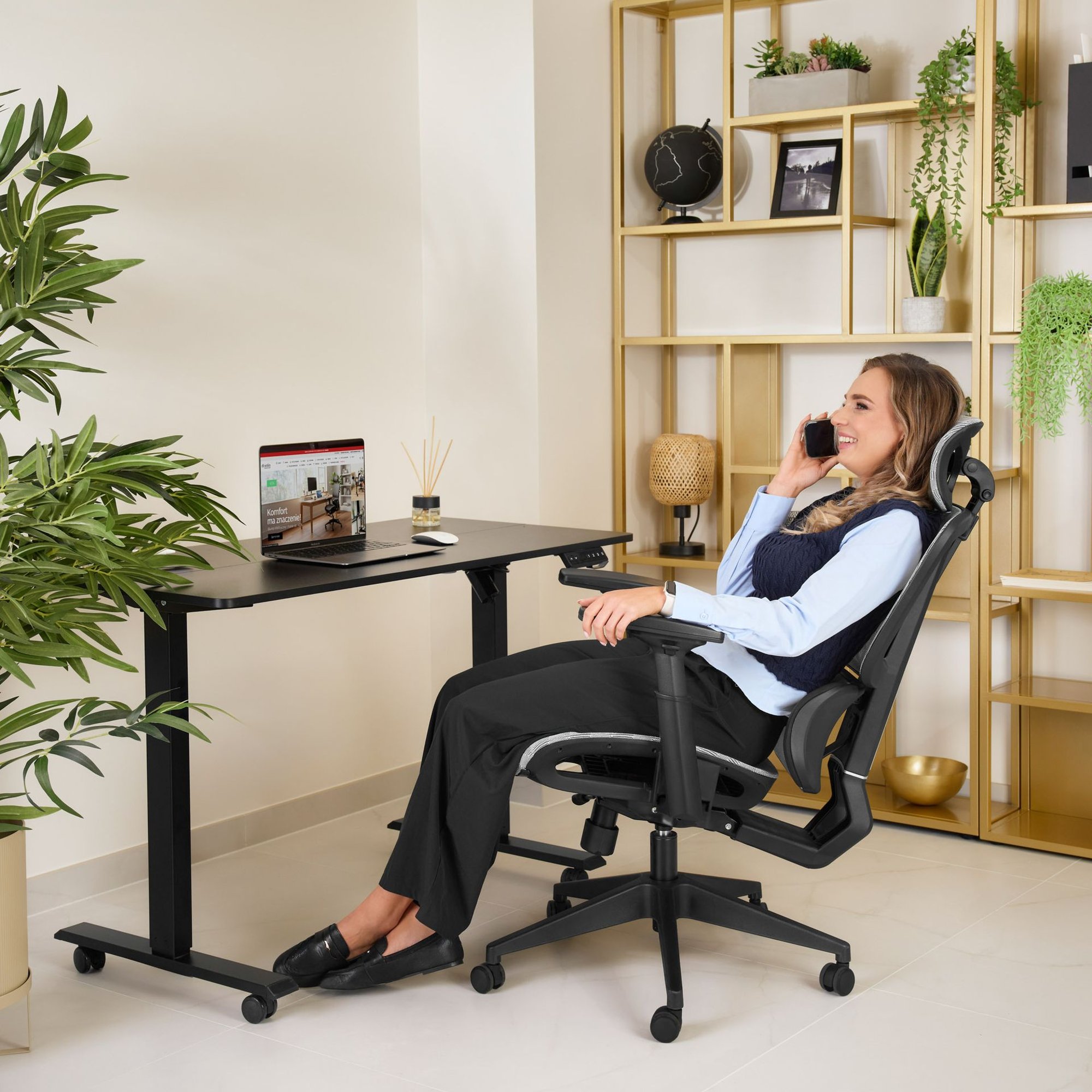 Stabilitu stoličky zaisťuje široká nylonová základňa doplnená čiernym plynovým piestom 80 mm