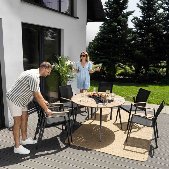 Stoličky v sade Arezo sú navrhnuté tak, aby ich tvar umožňoval stohovanie, teda položenie jednej stoličky na druhú.